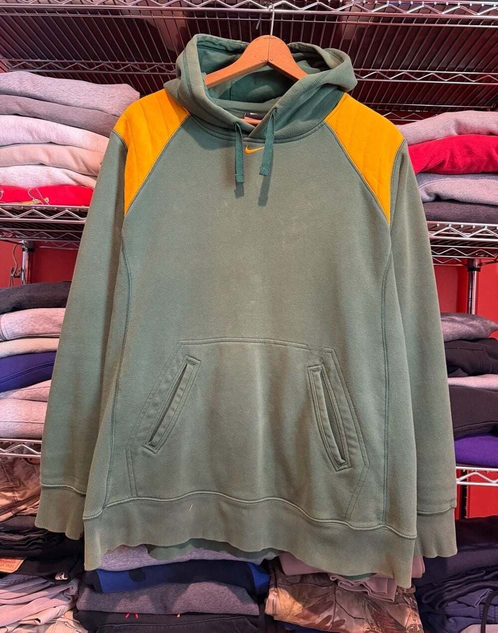 Nike Team Hoodie Size XL Green Orange Quilted Shoulder Pullover Sweatshirt